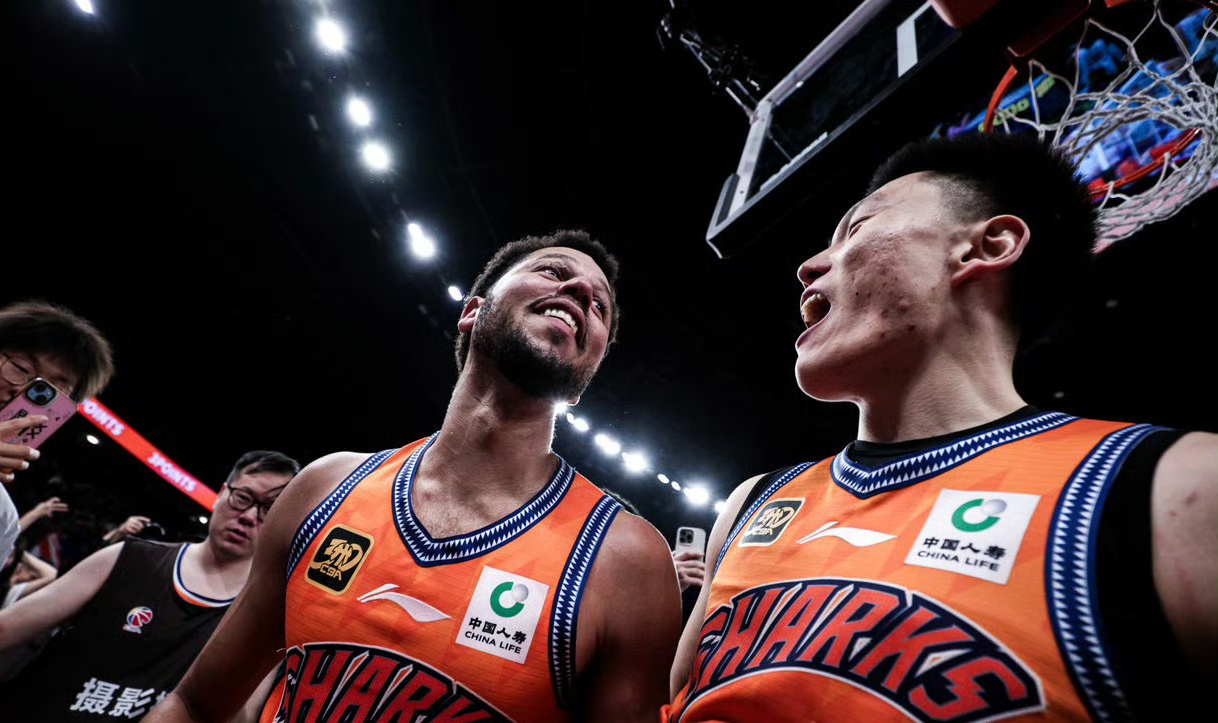 爱游戏中国关键时刻CBA季后赛焦点战,多伦多猛龙更衣室发声,质疑声仍在,团队化学反应显著的简单介绍